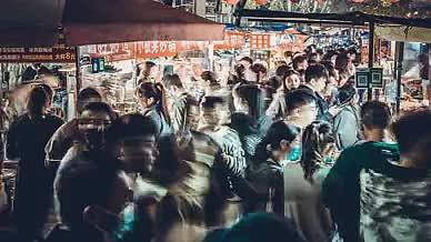 8k实拍南京小吃街夜市人流延时视频的预览图